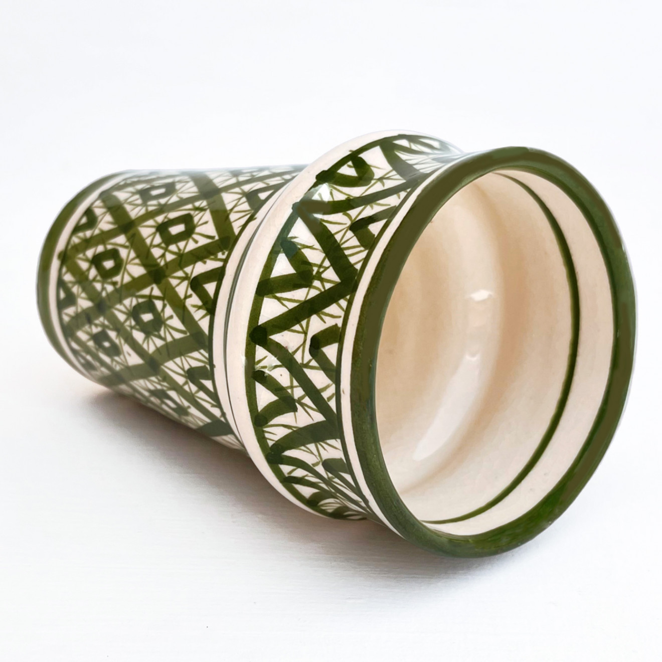 Marokkanischer Handbemalter Keramikbecher in Olivengrün