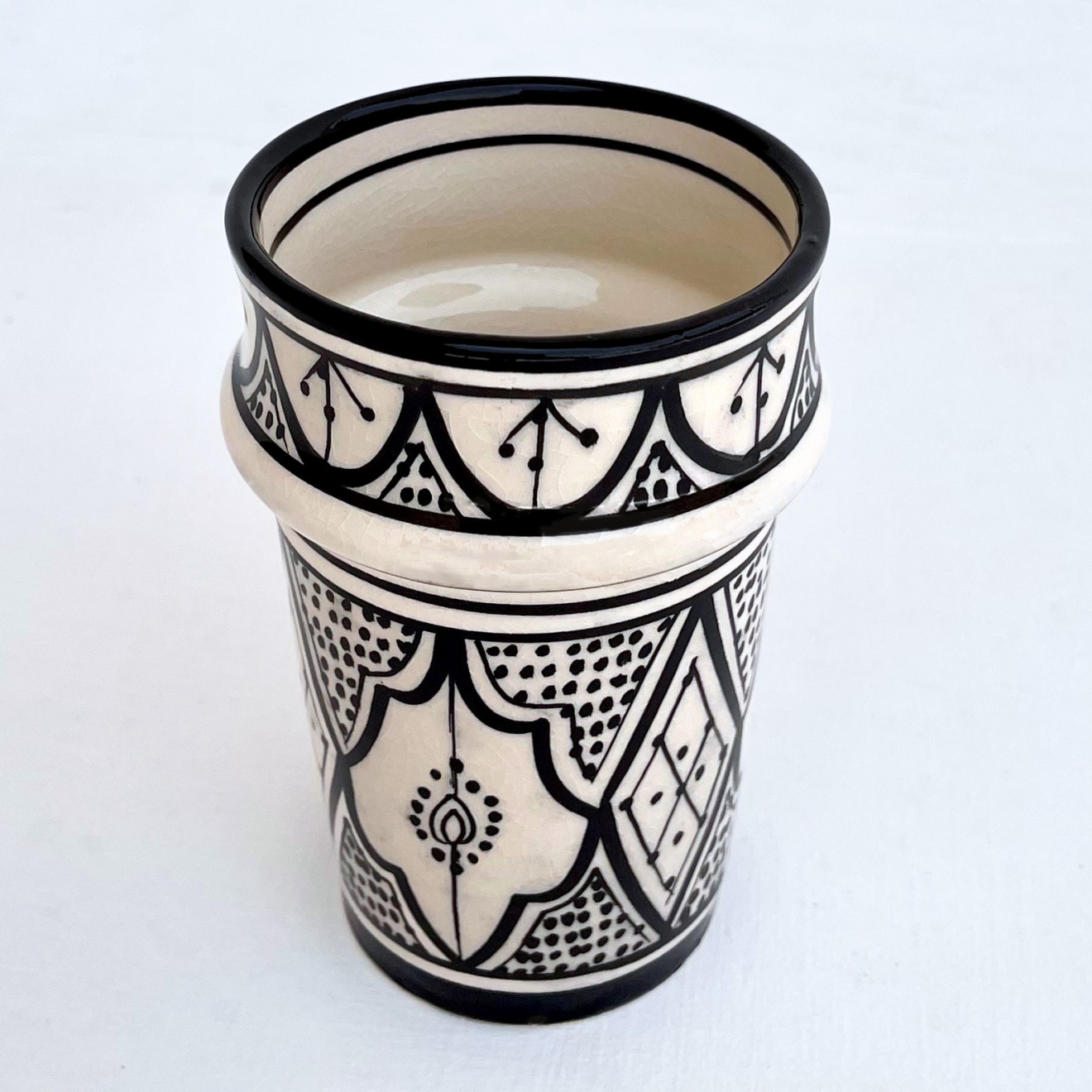 Handbemalter Keramikbecher Schwarz/weiß BMK10