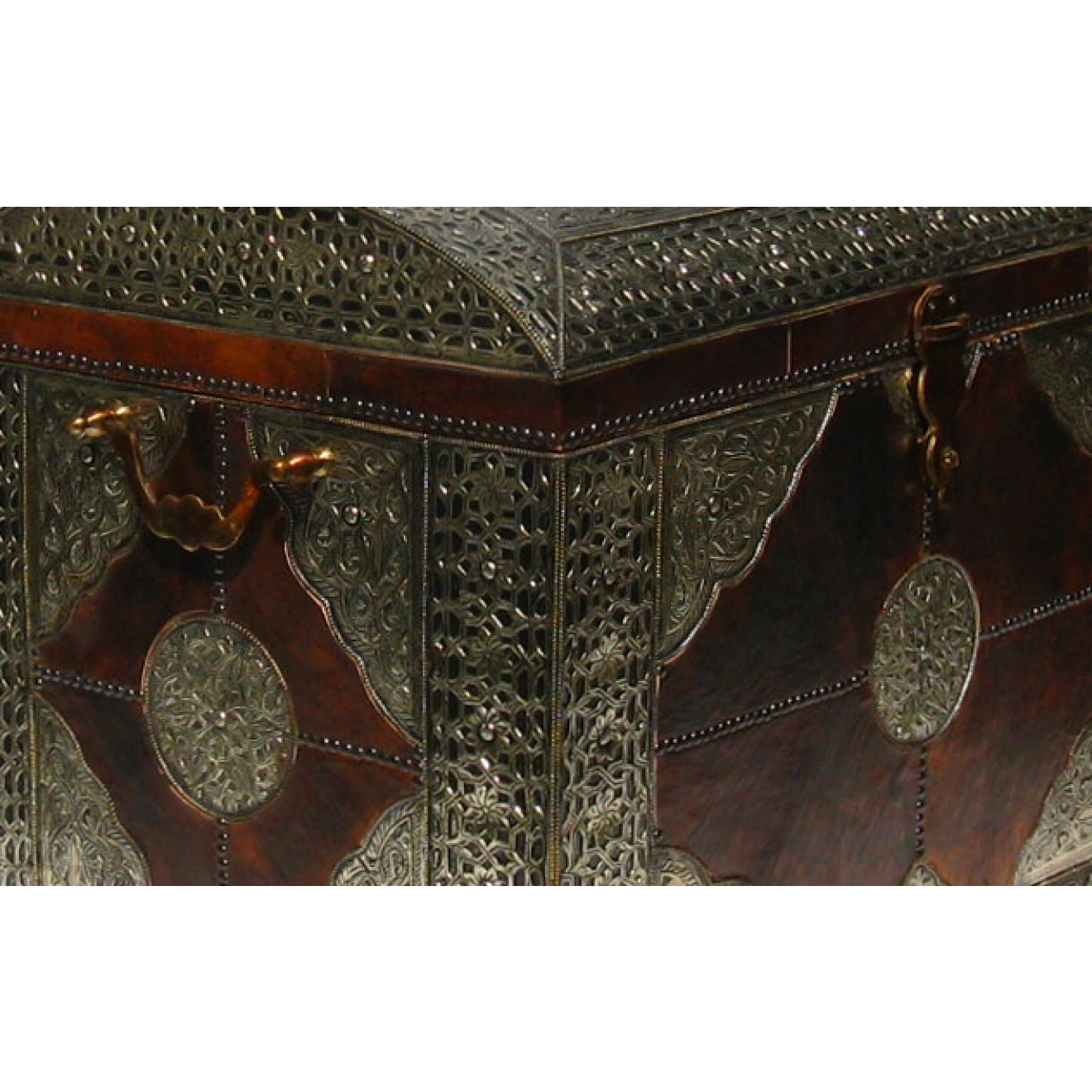 Orientalische XL- Truhe mit Leder und Silber-Metall-Verkleidung
