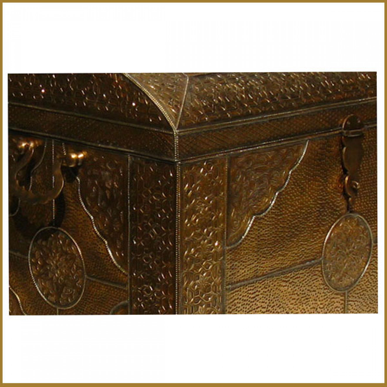 Truhe aus holz mit Messing- Verkleidung