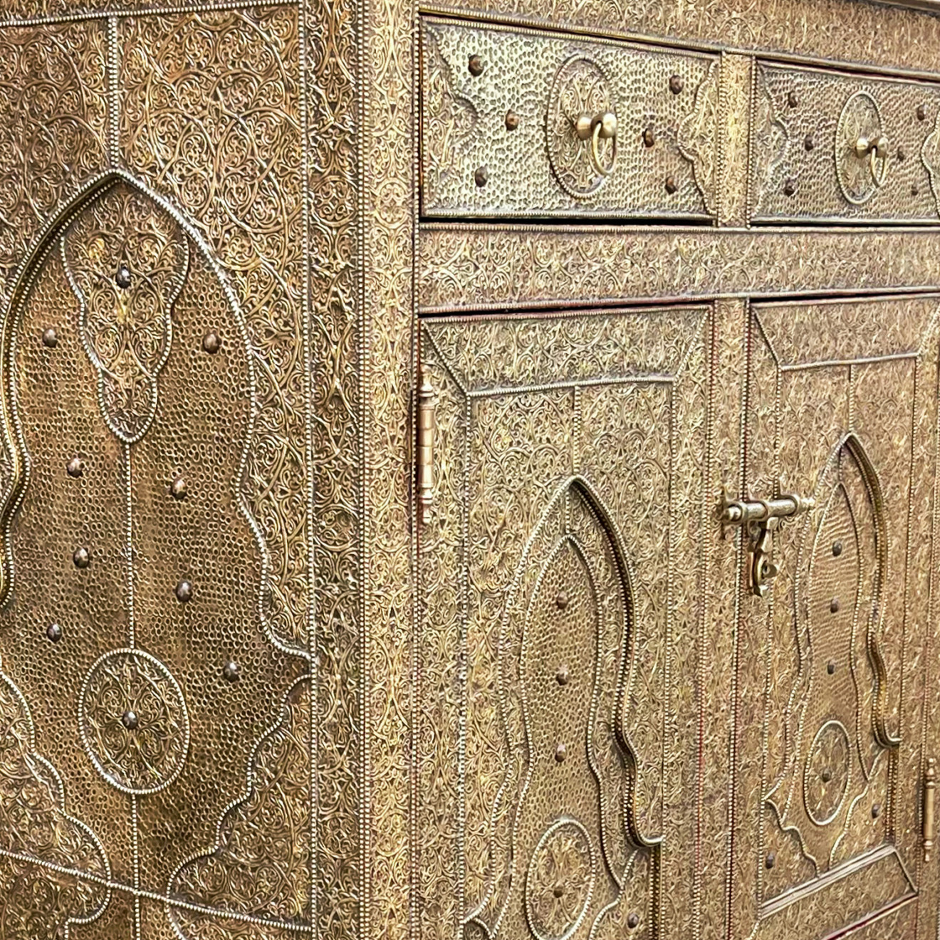 Marokkanische Kommode mit Messing-Verkleidung MABROUK