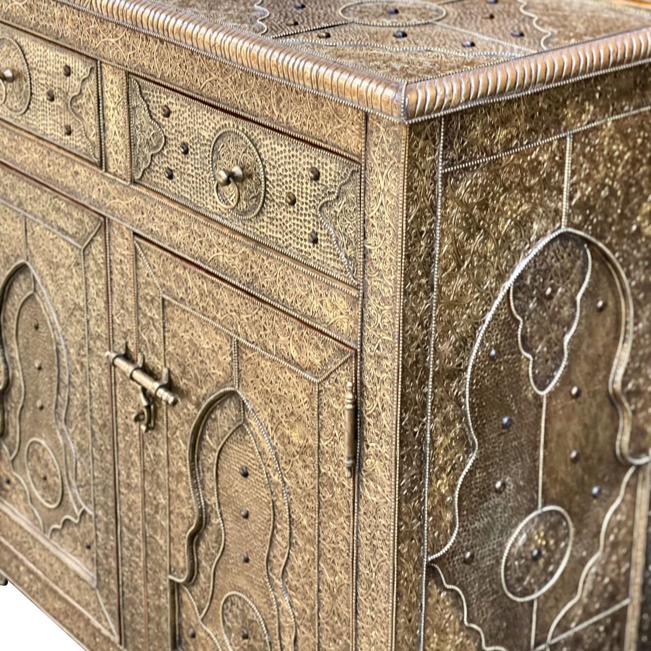 Marokkanische Kommode mit Messing-Verkleidung MABROUK