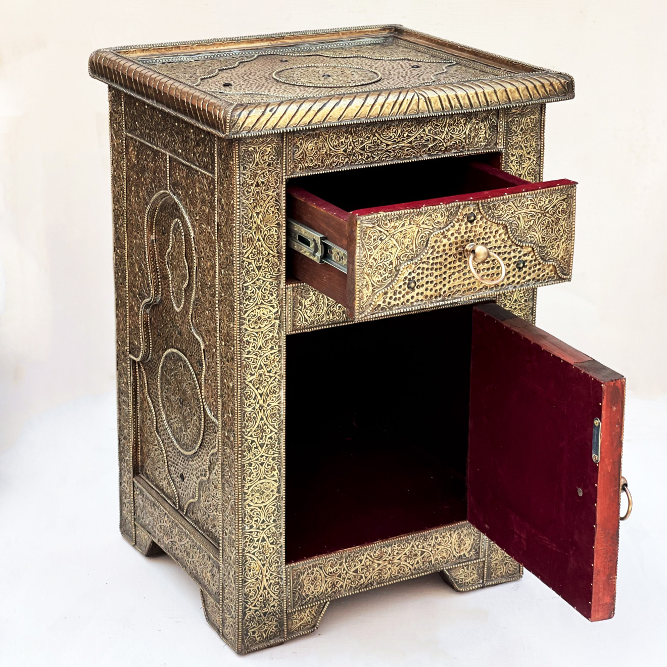Marokkanische Nachtkommode mit Messingverkleidung SAMIA