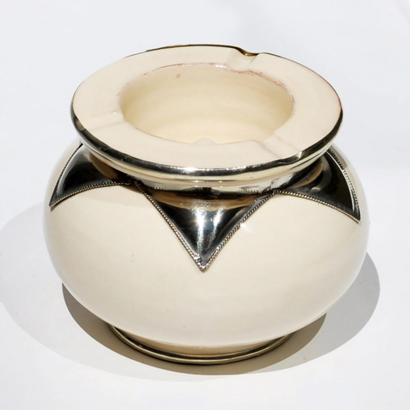 Keramik-Aschenbecher mit Metalleinsätze Weiss