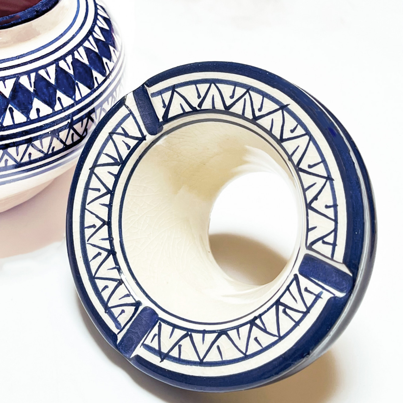 KERAMIK ASCHENBECHER MIT DECKEL BLAU-Weiß Ø 12 cm