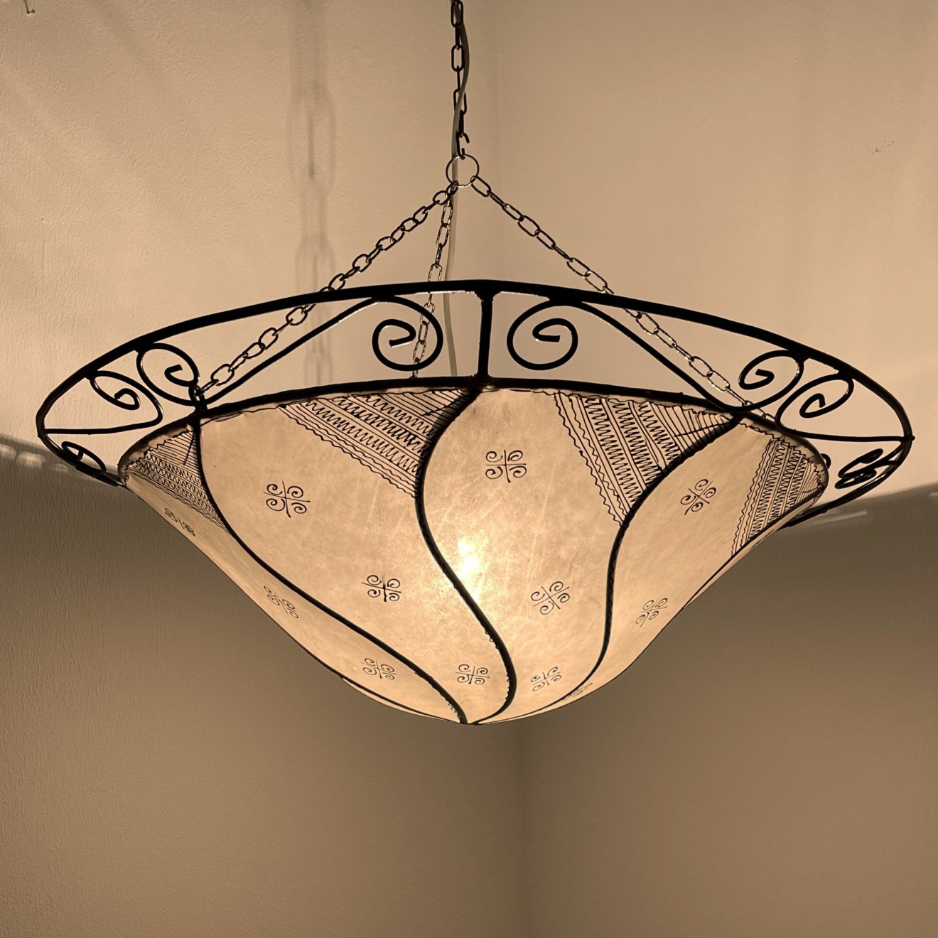 Marokkanische Leder- Hängeleuchte SELMANIA weiss D60cm