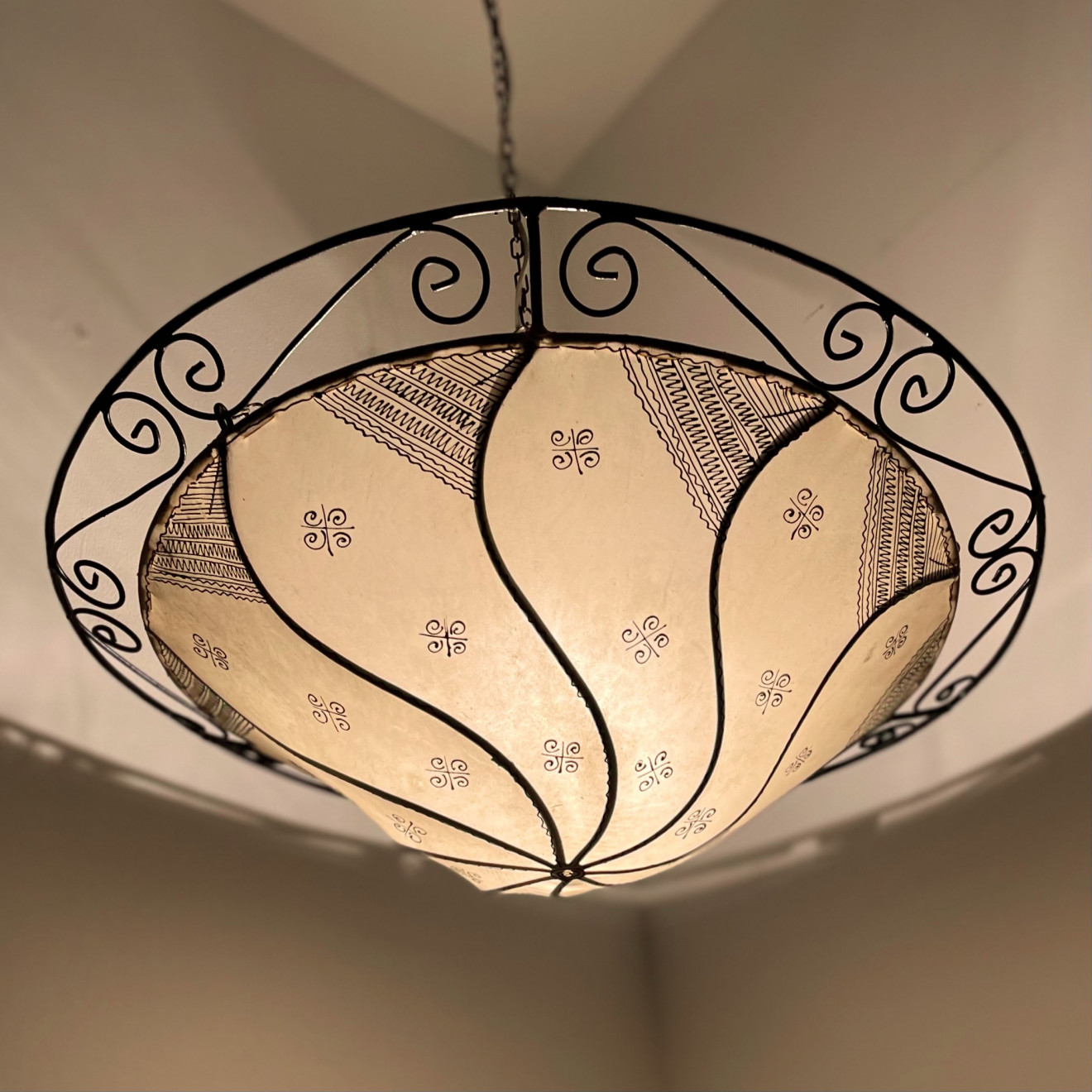 Marokkanische Leder- Hängeleuchte SELMANIA weiss D60cm