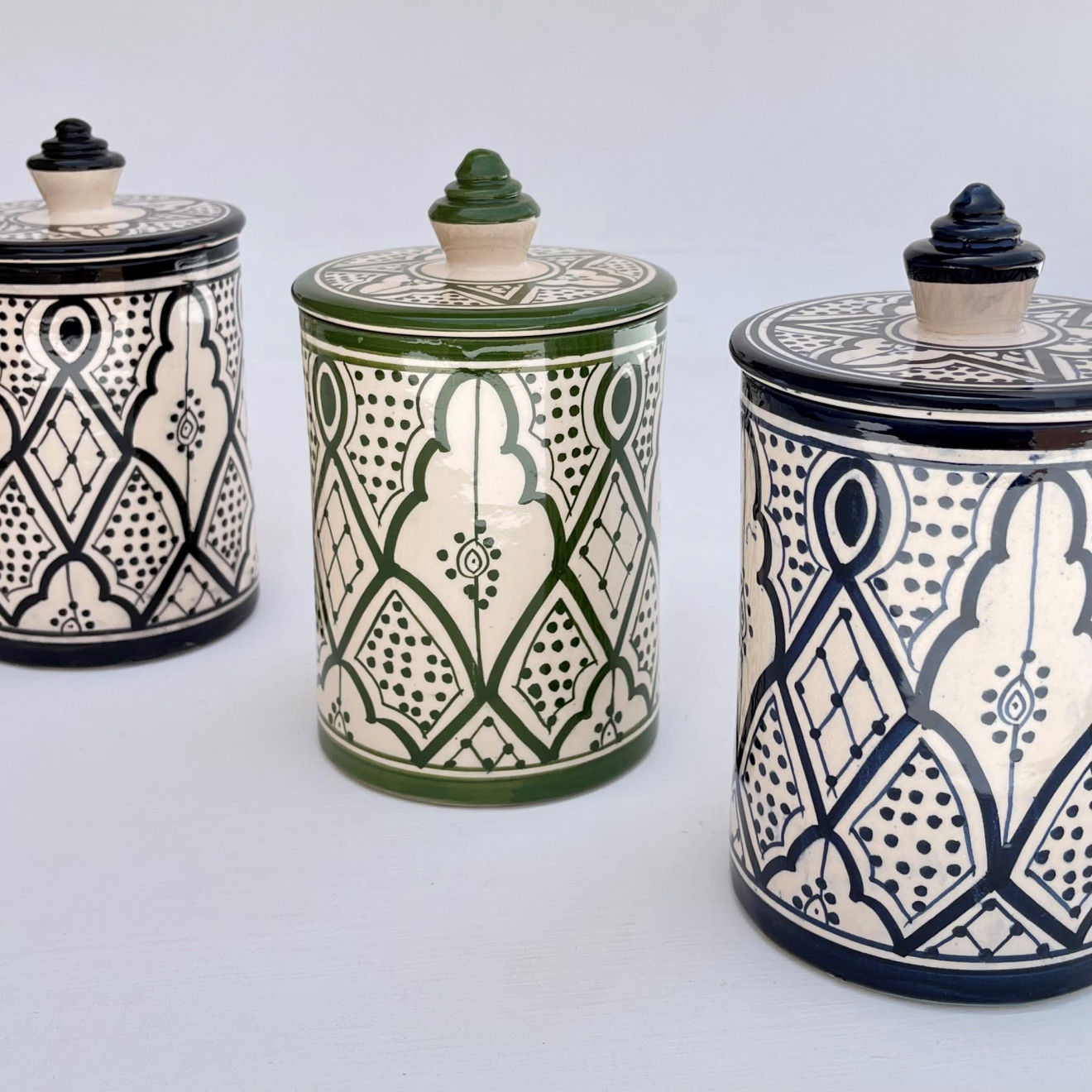 Handbemalte Keramikdose Grün-Weiß