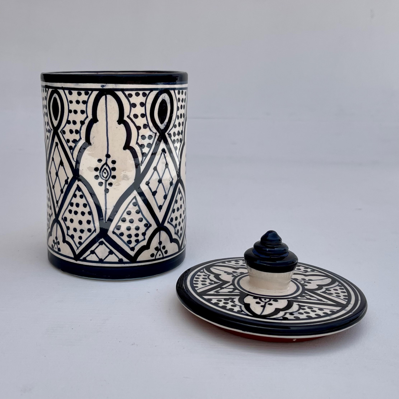 Handbemalte Keramikdose Schwarz-Weiß