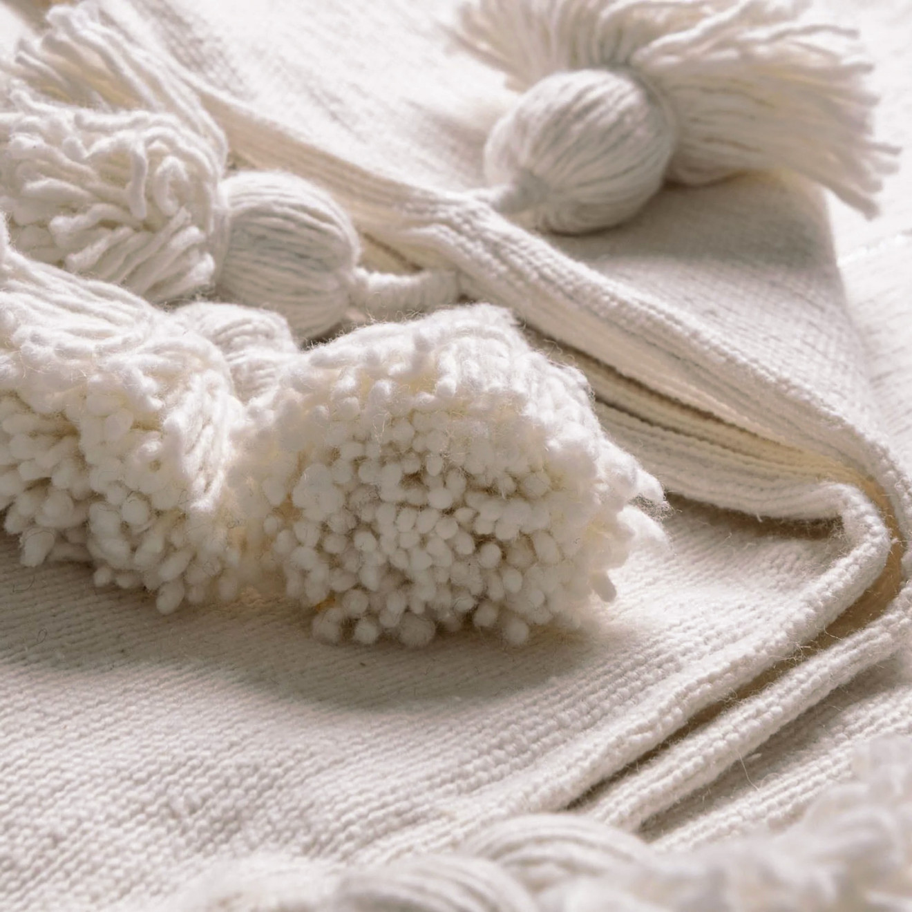 Marokkanische Pompon Decke cremeweiss 275x190cm