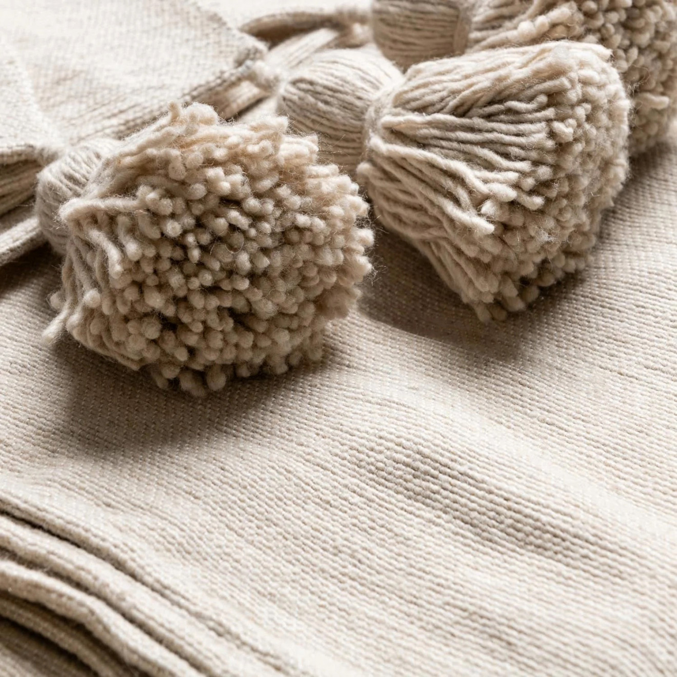 Marokkanische Pompon Decke cremeweiss 275x190cm