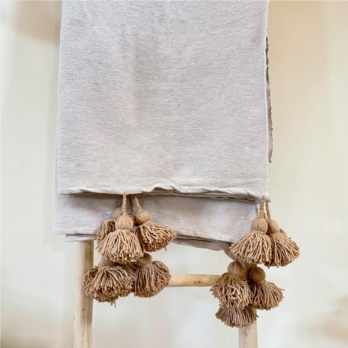 Marokkanischer Sofaüberwurf Creme Weiß mit beigen Quasten 300x200cm