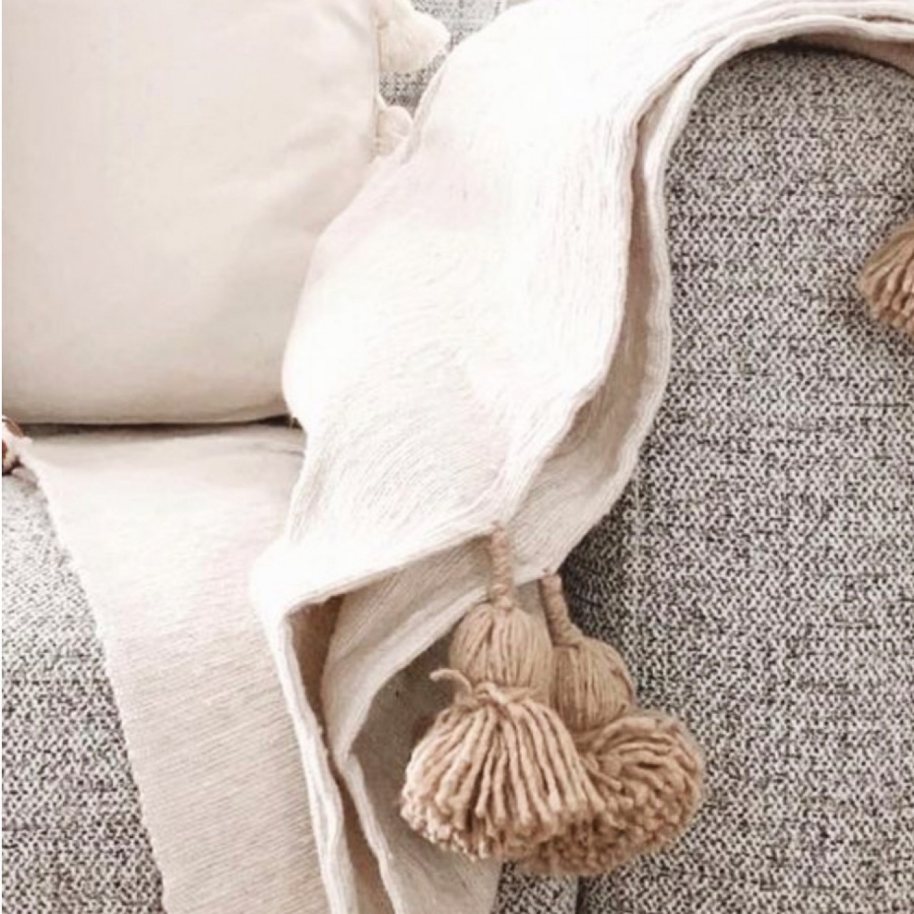 Marokkanischer Sofaüberwurf Creme Weiß mit beigen Quasten 300x200cm