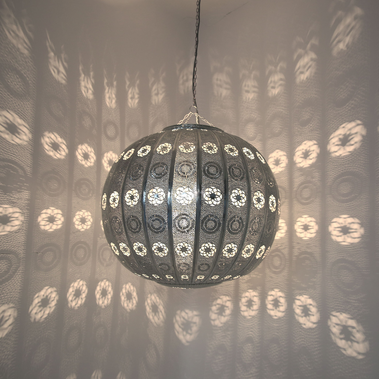 Orientalische Riesen Kugelleuchte in Silber Ø70cm