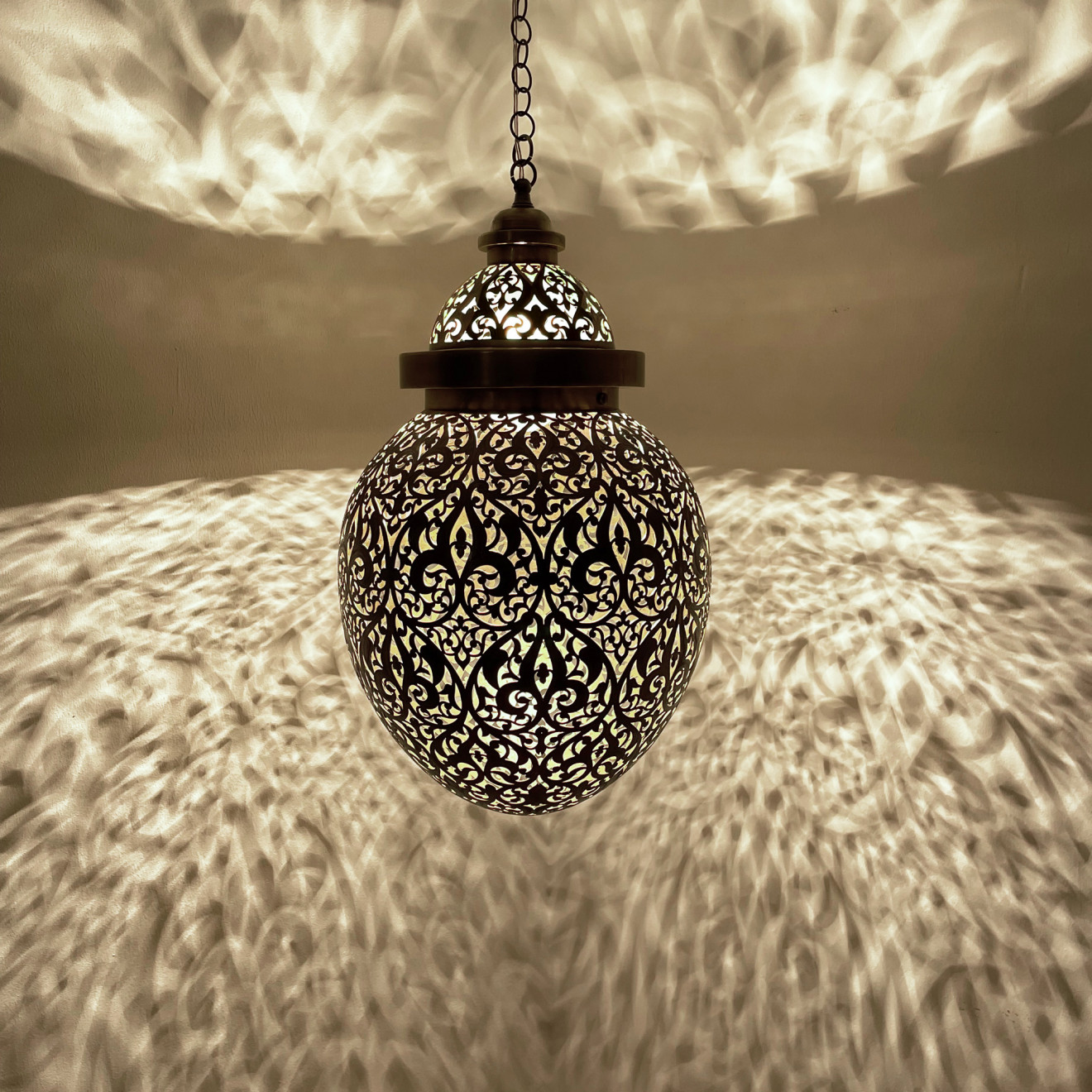 Marokkanische Lampe Eiförmig aus Messing MALEA
