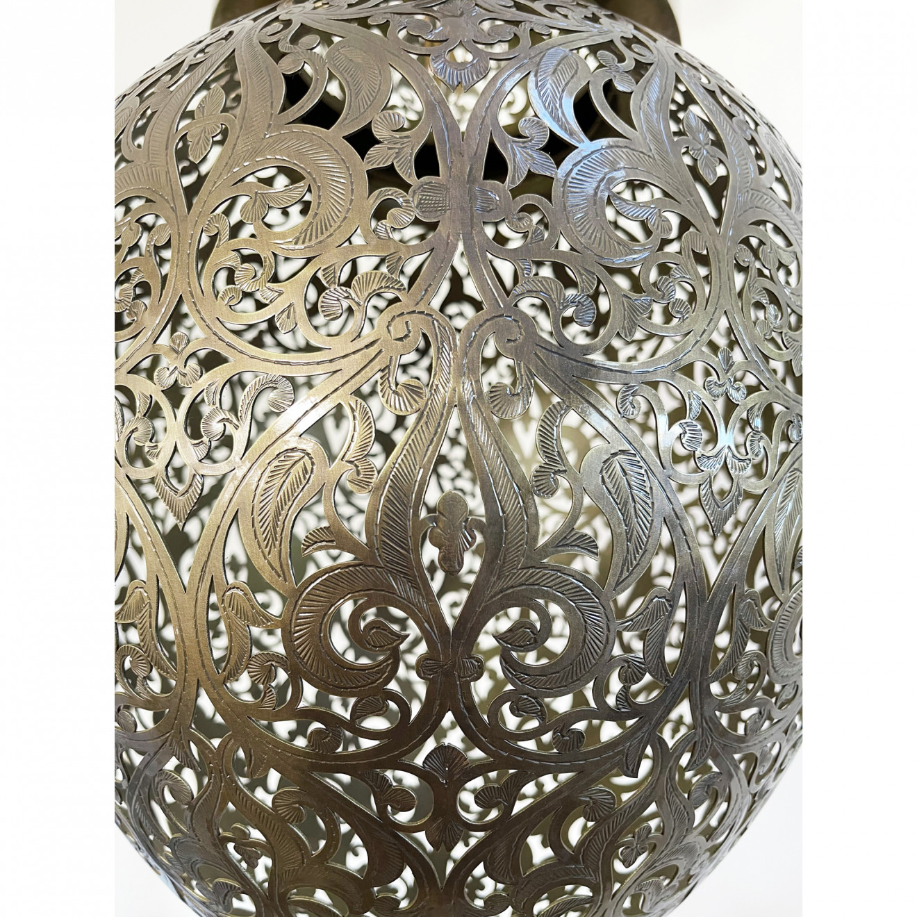 Marokkanische Lampe Eiförmig aus Messing MALEA