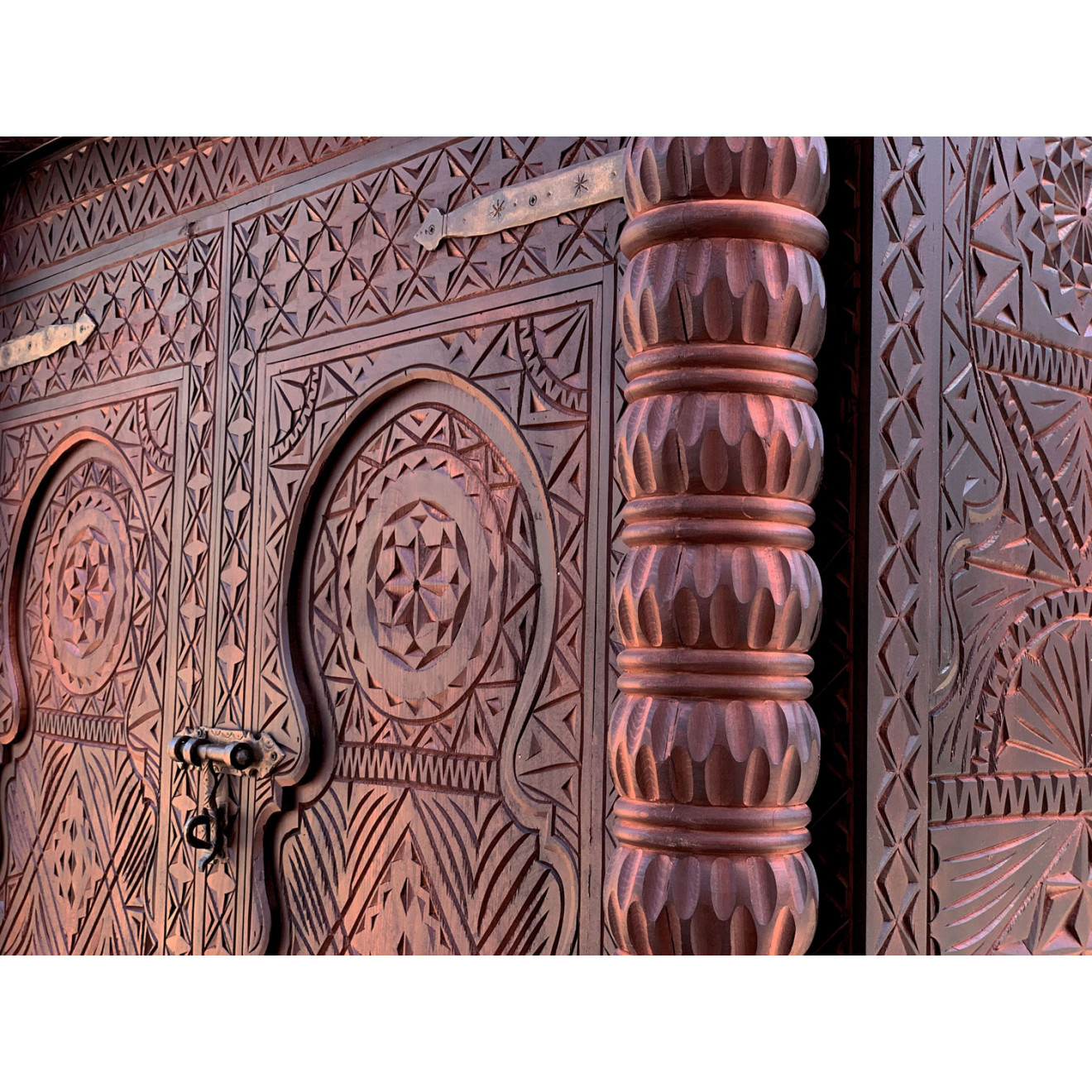 Marokkanischer Kleiderschrank Handgeschnitzt Cerdernholz TAHIR