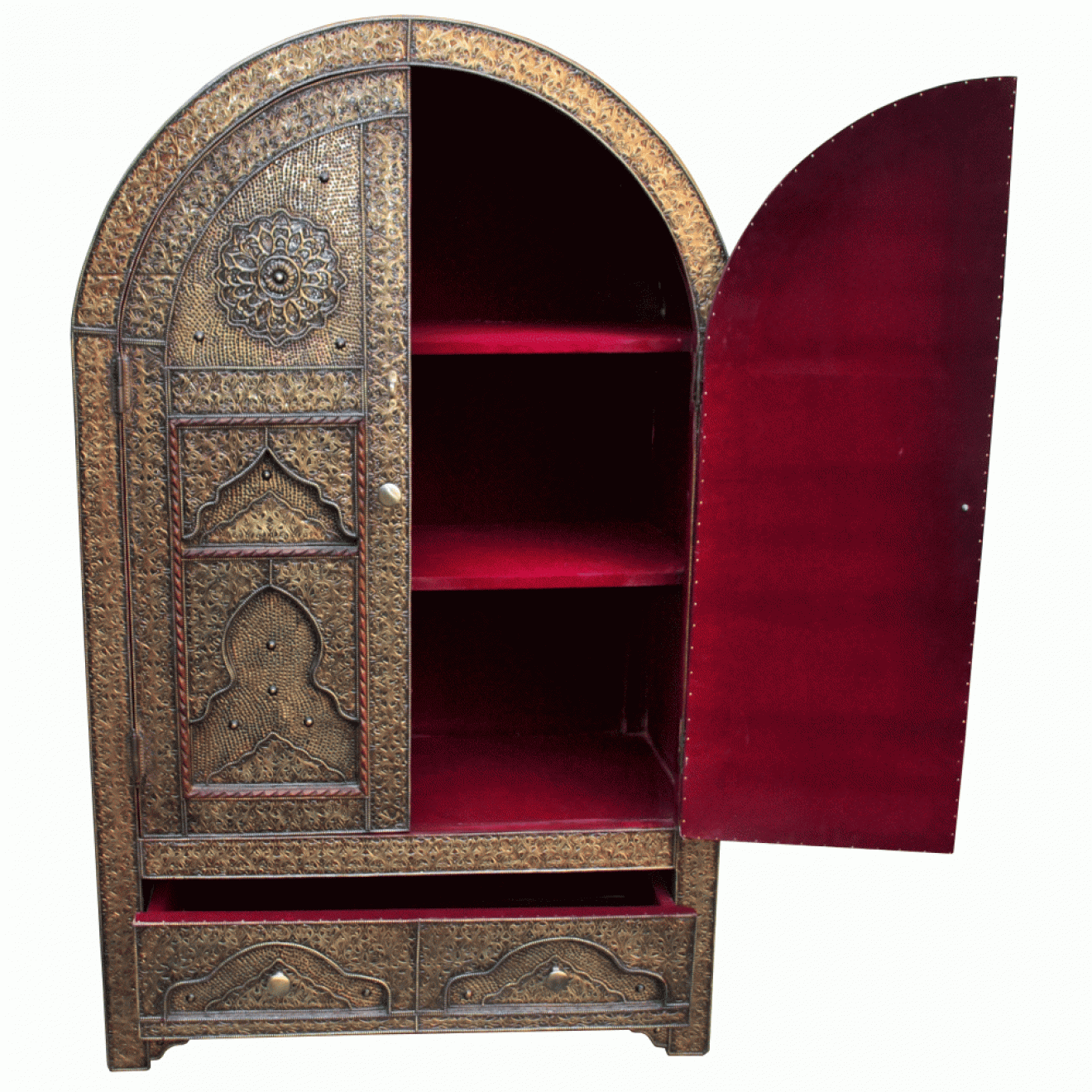 Marokkanischer Schrank "Kabba" mit Messing-Verkleidung. Marokkanischer Schrank "Kabba" mit Messing-Verkleidung.