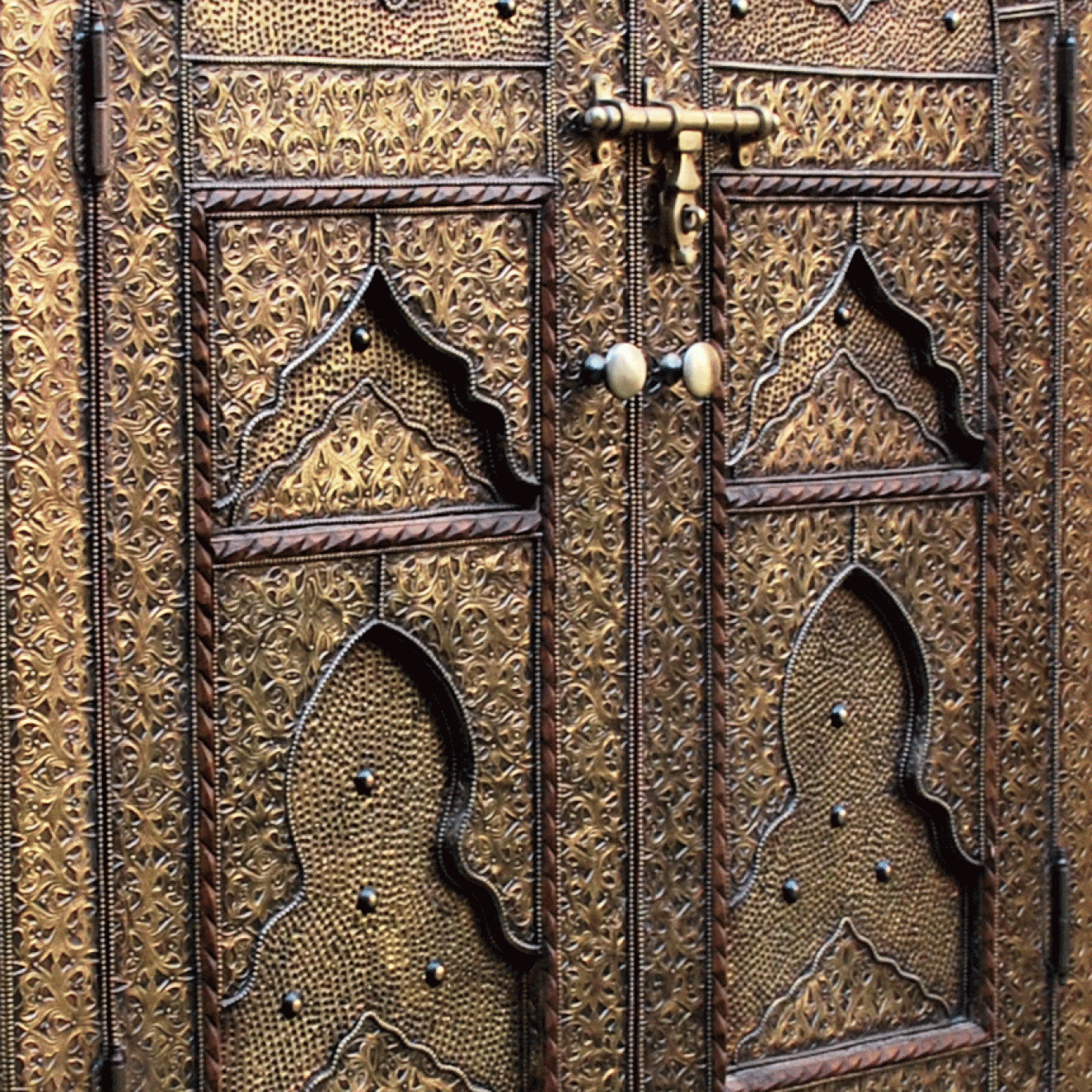 Marokkanischer Schrank "Kabba" mit Messing-Verkleidung. Marokkanischer Schrank "Kabba" mit Messing-Verkleidung.