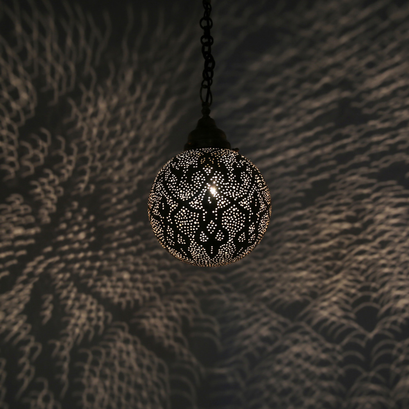 Kugel Hängeleuchte TAWRIK aus Messing