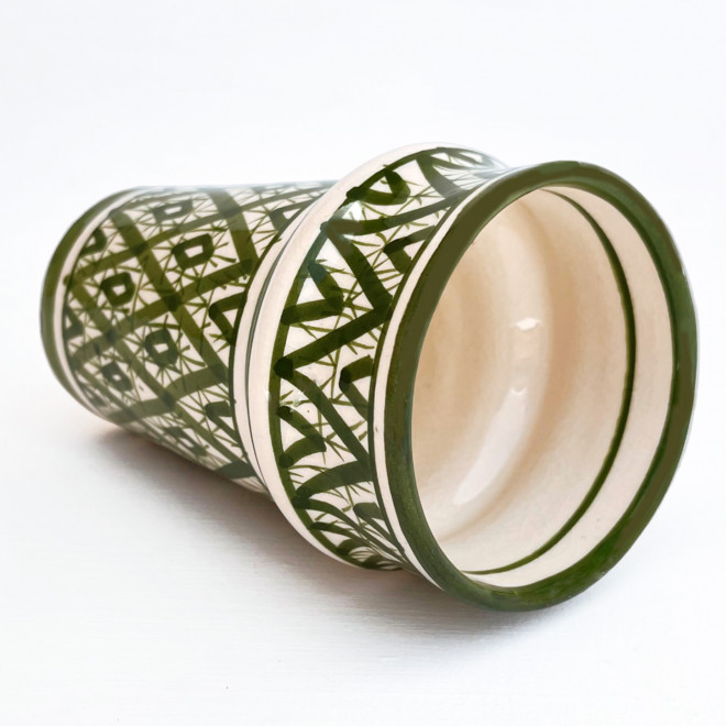 Marokkanischer Handbemalter Keramikbecher in Olivengrün