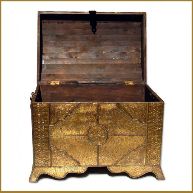 Truhe aus holz mit Messing- Verkleidung