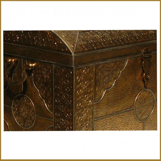 Truhe aus holz mit Messing- Verkleidung