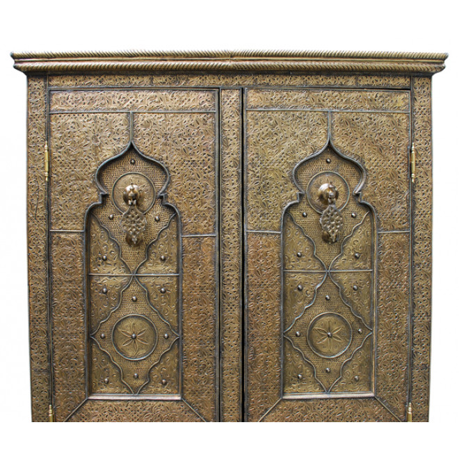 Orientalischer Schrank "Palas" Massiv mit Messing verkleidung.