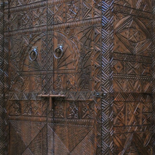 Marokkanischer geschnitzter Zeder Holzschrank AFRIKIA