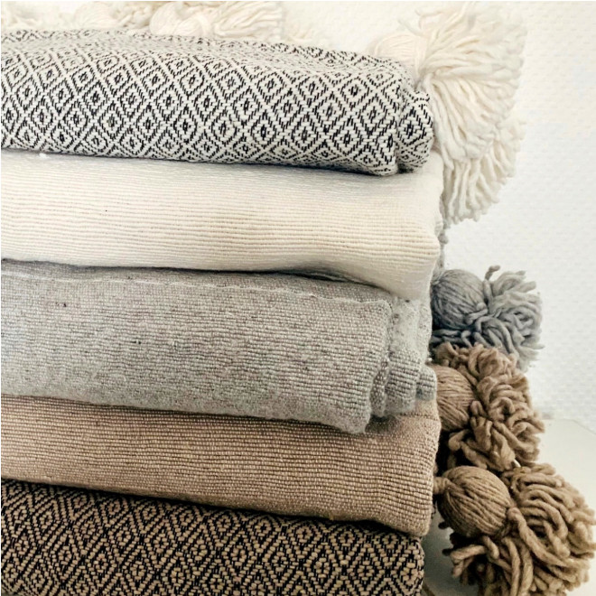 Marokkanischer Sofaüberwurf Creme Weiß mit beigen Quasten 300x200cm