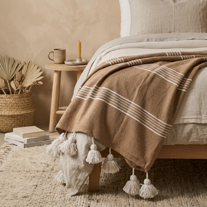 Marokkanische Pompon Decke Hellbraun mit weißen Streifen 275 × 190 cm
