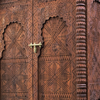 Marokkanischer Schrank Al Bab Cerdernholz Handgeschnitzt