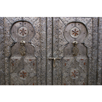 Orientalischer Schrank "Khalifa_L" Massiv mit Metall verkleidung.