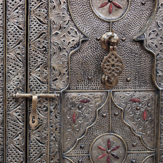 Orientalischer Schrank "Khalifa_L" Massiv mit Metall verkleidung.