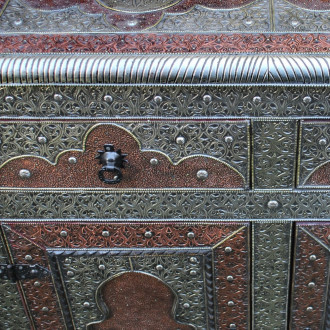 Orientalische Kommode "Yassar" mit Metall verkleidung.