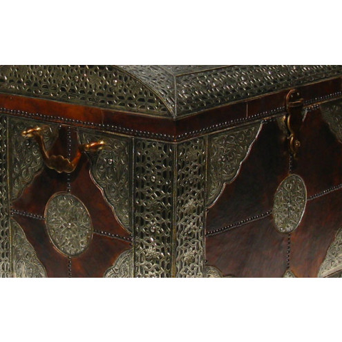 Orientalische XL- Truhe mit Leder und Silber-Metall-Verkleidung