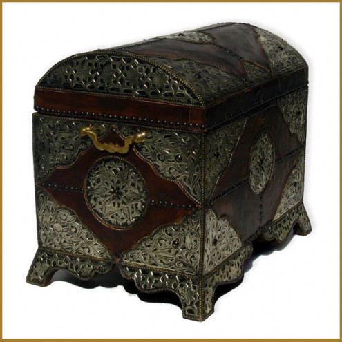 Orientalische Truhe mit Leder und Silber-Metall verkleidet