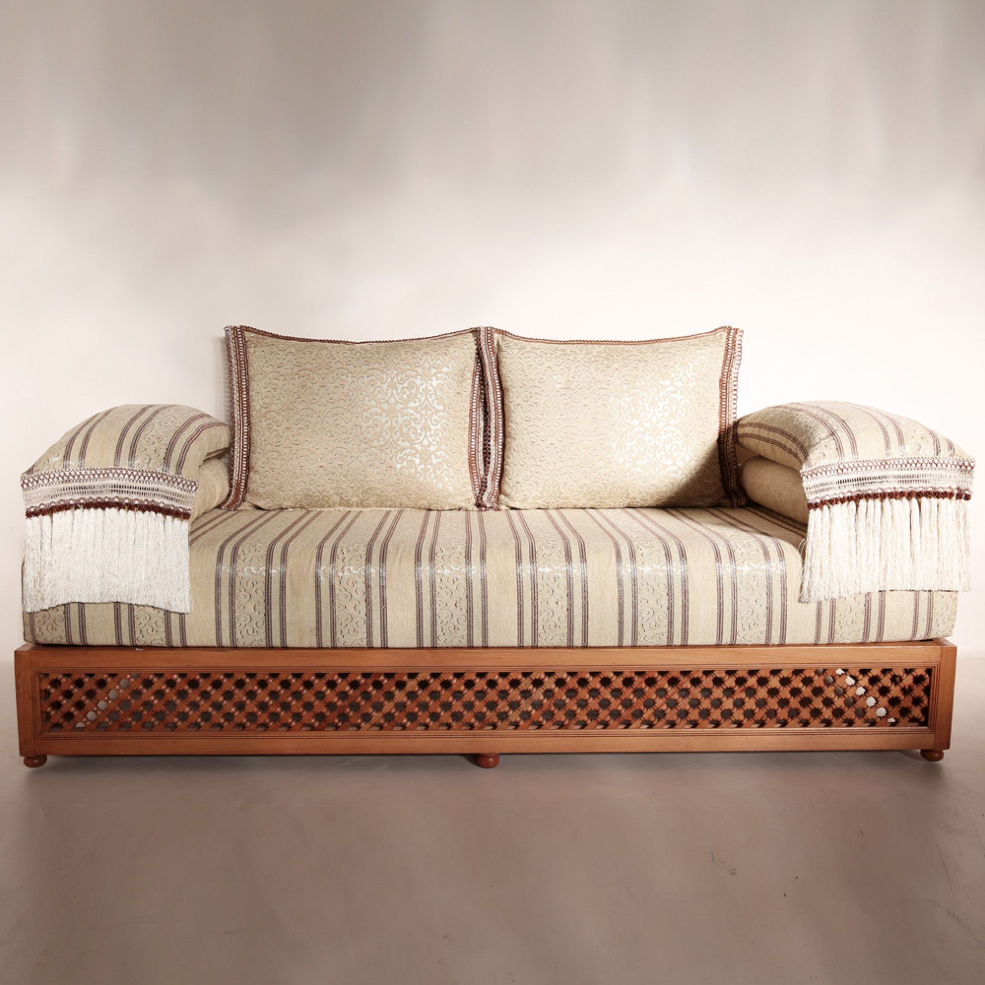 Orientalische Marokkanische Couch aus Massivholz "Farha" Orientalische Marokkanische Couch aus Massivholz "Farha"