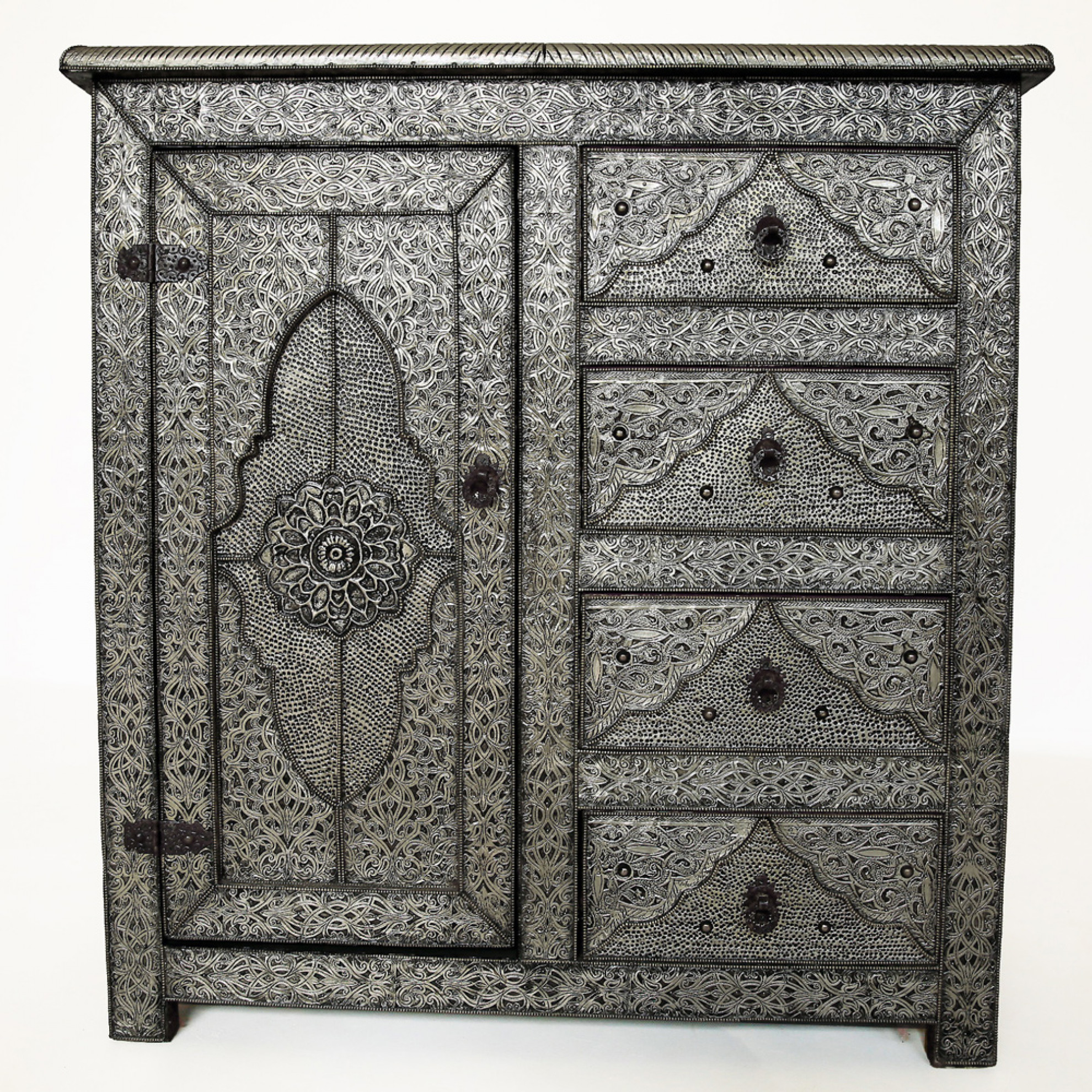 Marokkanischer Schrank "Origa" mit Maychort-Verkleidung. Marokkanischer Schrank "Origa" mit Maychort-Verkleidung.