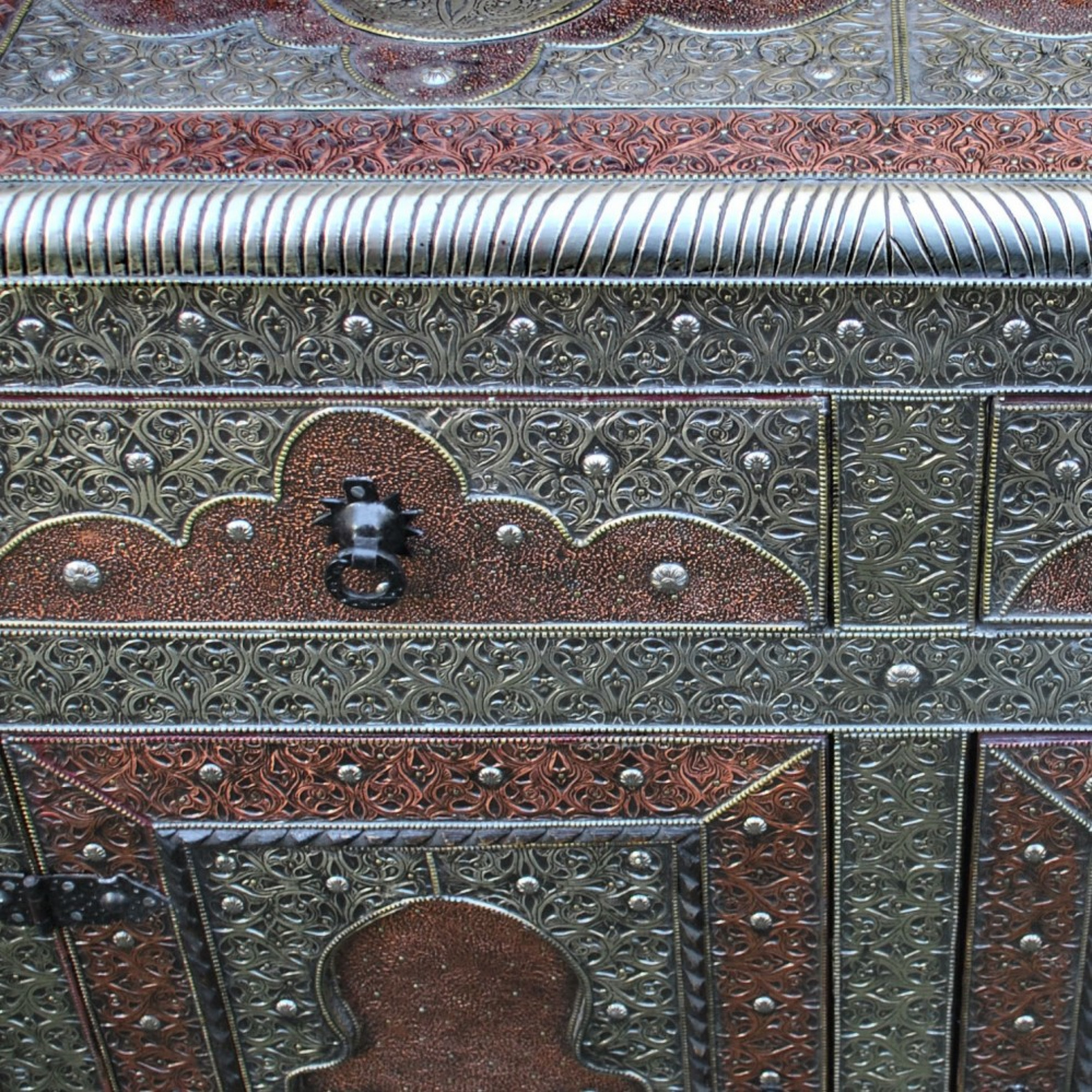 Orientalische Kommode "Yassar" mit Metall verkleidung. Orientalische Kommode "Yassar" mit Metall verkleidung.